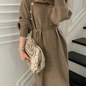 Ade – Kjole med rullekravesweater